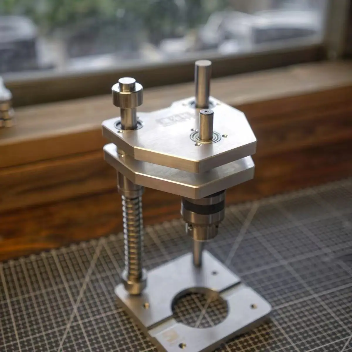 Drill Press - 高精度ドリル用垂直ドリルスタンド - アルミニウムプロファイルや木工用ドリルプレススタンドの補助ドリルブラケット